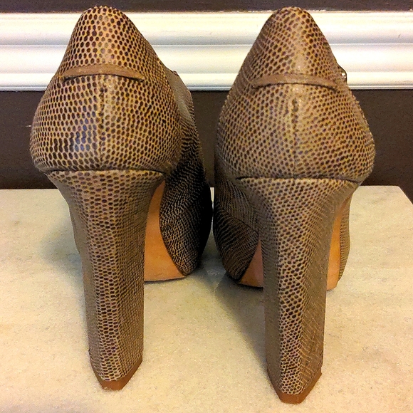 Juicy Couture taupe block heel platform peep toe lizard textured heels s… - Picture 3 of 10